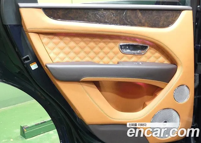 Bentley Bentayga 2021 thumb 11