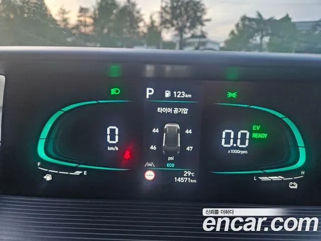 Hyundai Staria 2025 thumb 4