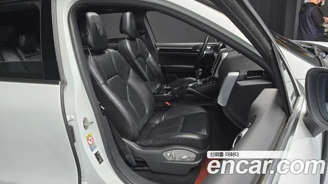 Porsche Cayenne 2013 thumb 3