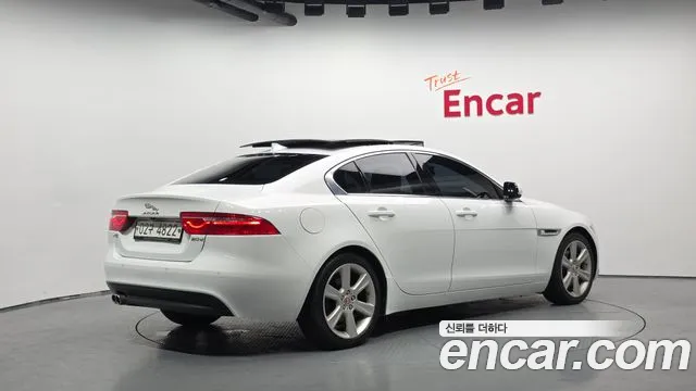 Jaguar XE 2016 thumb 4