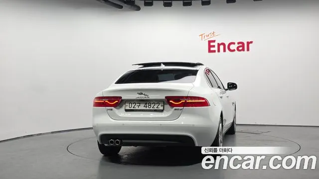 Jaguar XE 2016 thumb 7