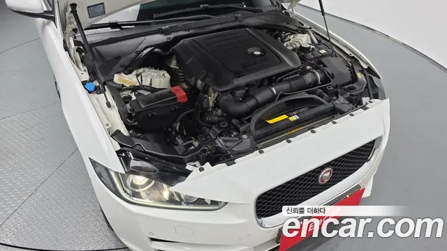 Jaguar XE 2016 thumb 6