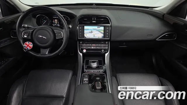 Jaguar XE 2016 thumb 11