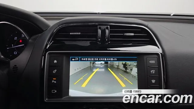 Jaguar XE 2016 thumb 2