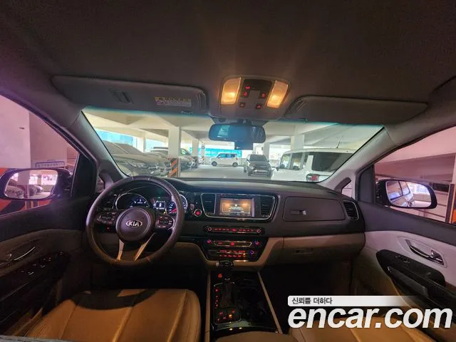 Kia Carnival 2015 thumb 8