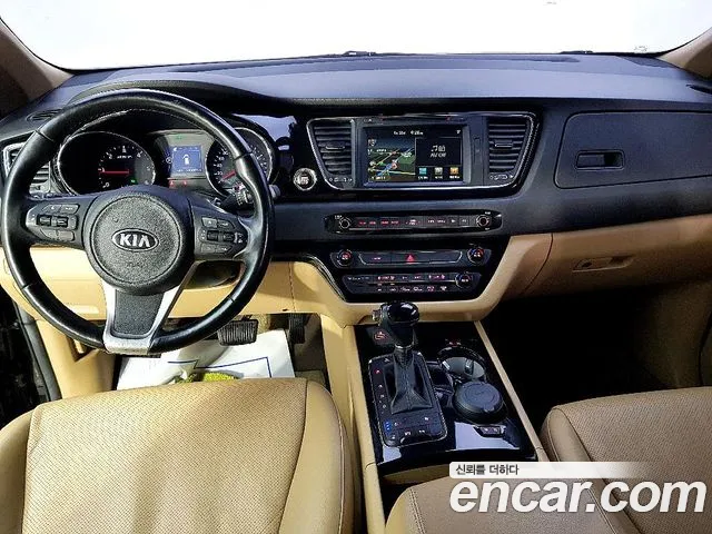 Kia Carnival 2015 thumb 10