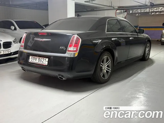 Chrysler 300C 2012 thumb 9