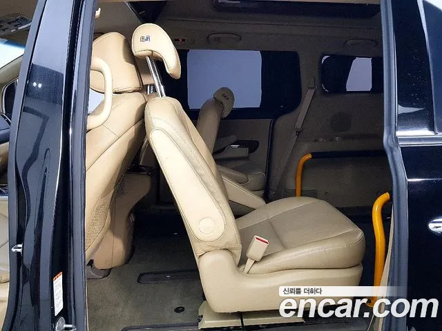 Kia Carnival 2015 thumb 10