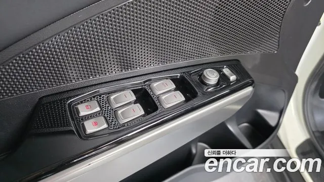 KGM Tivoli 2016 thumb 5