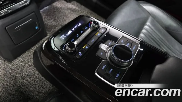 Genesis G90 2016 thumb 3