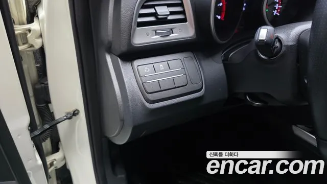 KGM Tivoli 2015 thumb 4