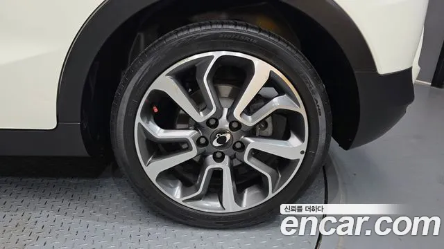 KGM Tivoli 2015 thumb 5