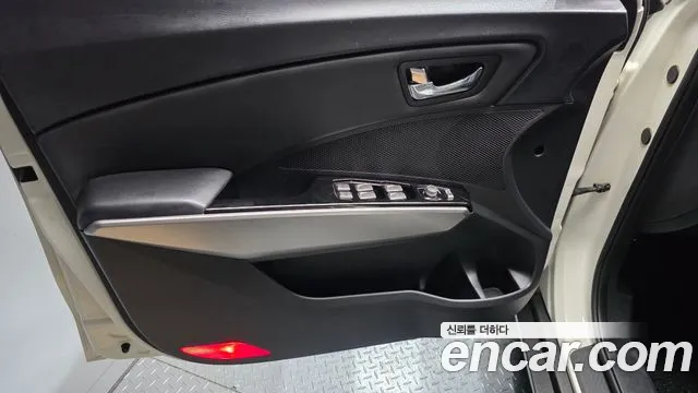KGM Tivoli 2015 thumb 10