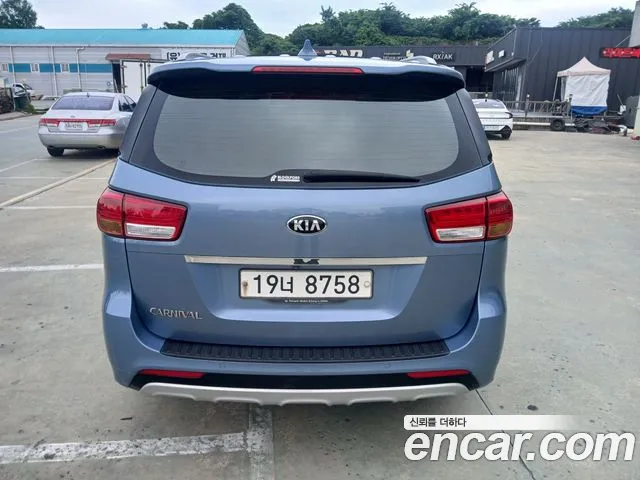 Kia Carnival 2015 thumb 10
