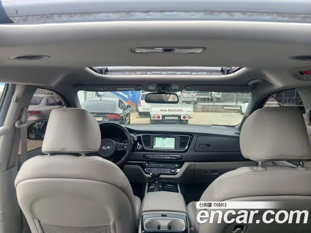 Kia Carnival 2015 thumb 11