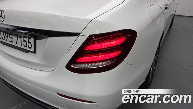 Mercedes-Benz E-Class 2019 thumb 9