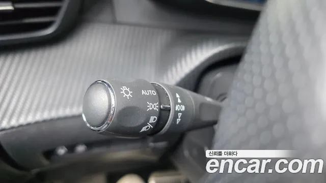 Peugeot 2008 2021 thumb 4