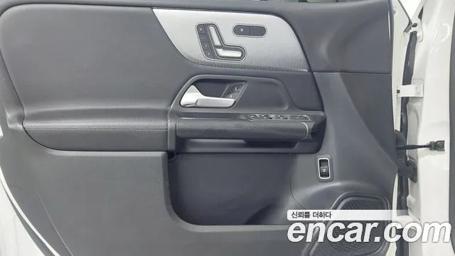 Mercedes-Benz GLB 2021 thumb 12