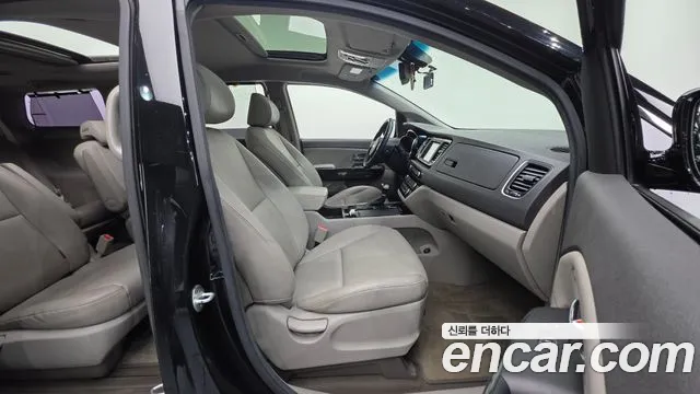 Kia Carnival 2016 thumb 11