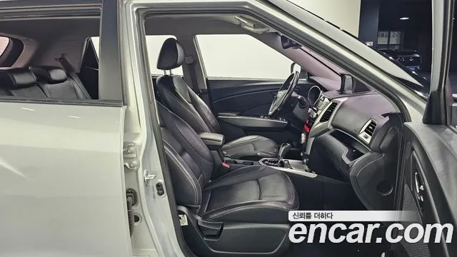 KGM Tivoli 2015 thumb 10