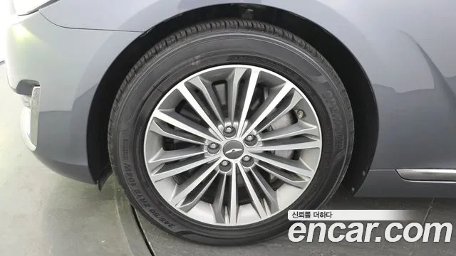 Genesis G90 2016 thumb 10