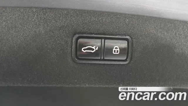 Genesis G90 2016 thumb 12