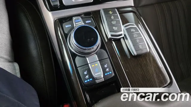 Genesis G90 2016 thumb 11