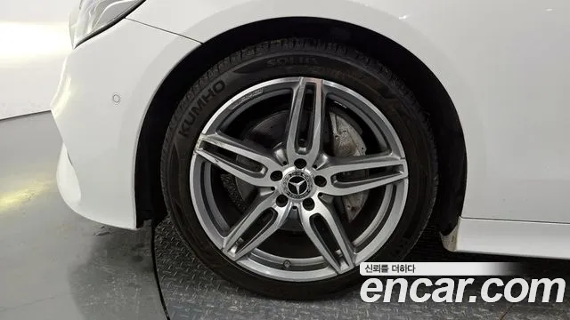 Mercedes-Benz E-Class 2019 thumb 10