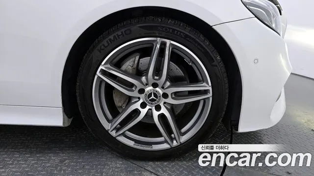 Mercedes-Benz E-Class 2019 thumb 9
