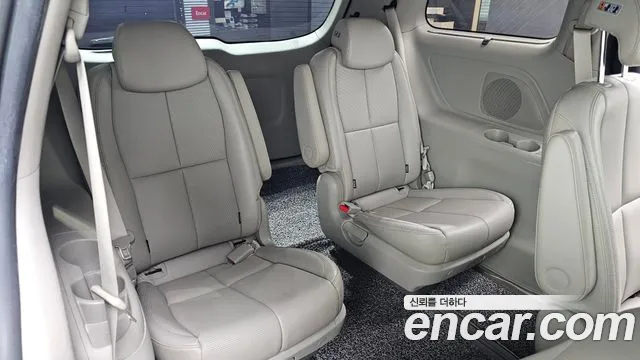 Kia Carnival 2017 thumb 12
