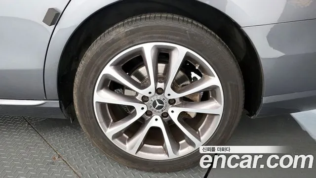Mercedes-Benz E-Class 2019 thumb 4
