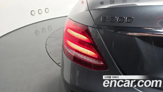 Mercedes-Benz E-Class 2019 thumb 9