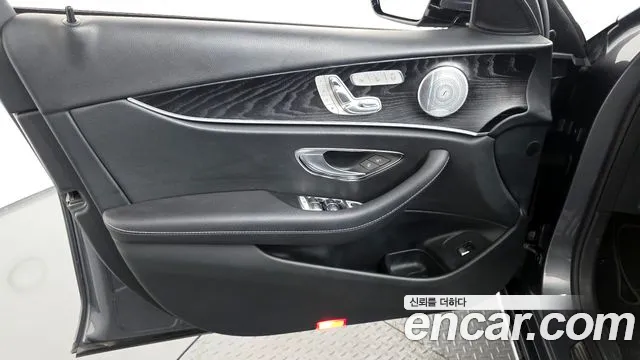 Mercedes-Benz E-Class 2019 thumb 10