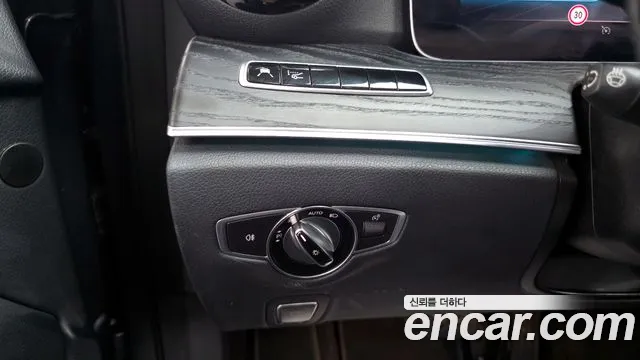 Mercedes-Benz E-Class 2019 thumb 11