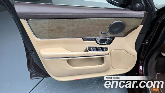 Jaguar XJ 2018 thumb 2