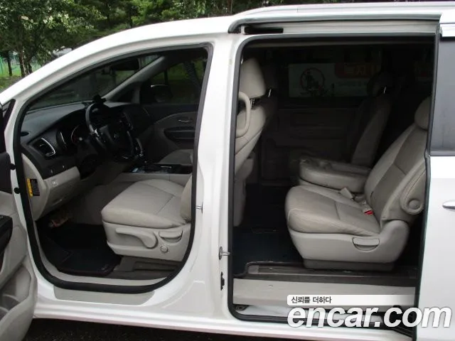 Kia Carnival 2014 thumb 4