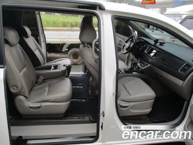 Kia Carnival 2014 thumb 12