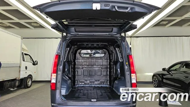 Hyundai Staria 2023 thumb 11