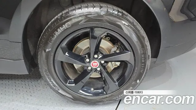 Jaguar F-Pace 2019 thumb 5