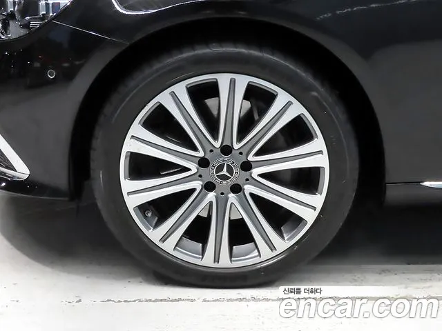 Mercedes-Benz E-Class 2023 thumb 3