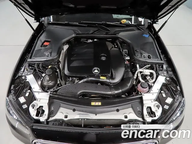 Mercedes-Benz E-Class 2023 thumb 7