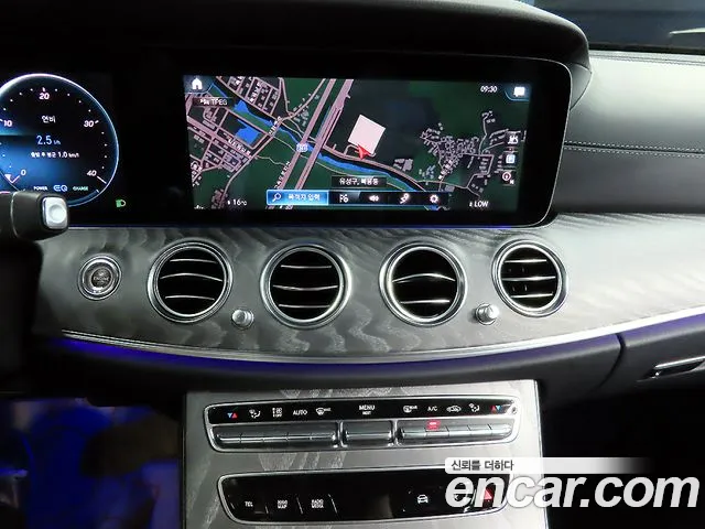 Mercedes-Benz E-Class 2023 thumb 10