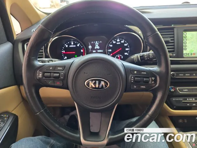 Kia Carnival 2017 thumb 10