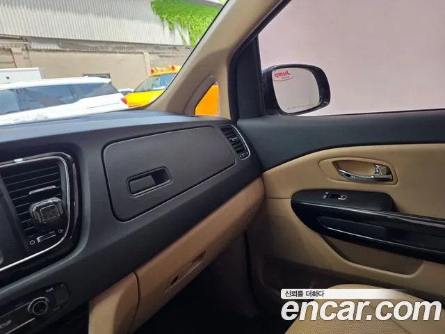 Kia Carnival 2017 thumb 3