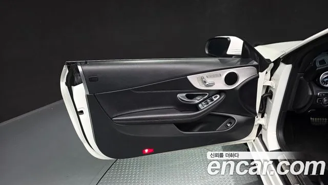 Mercedes-Benz C-Class 2018 thumb 10
