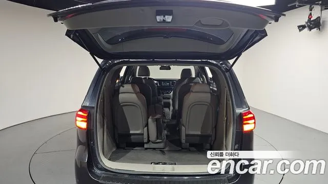 Kia Carnival 2018 thumb 3