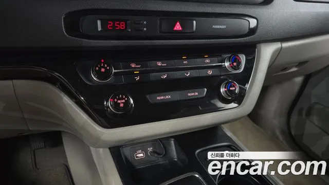 Kia Carnival 2017 thumb 12