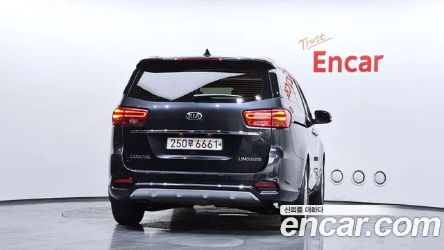Kia Carnival 2018 thumb 10