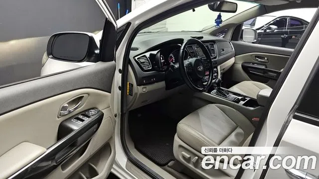 Kia Carnival 2014 thumb 10