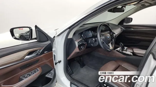 BMW 6 серии Gran Turismo 2018 thumb 9